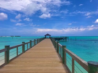 Obraz premium Pier jets out into the Atlantic Ocean in the Bahamas