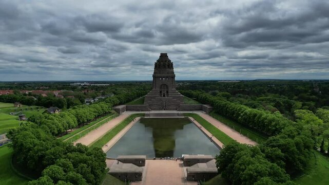 Wolkiger Tag am V&ouml;lkerschlachtdenkmal in Leipzig &ndash; Ein historisches Wahrzeichen im dramatischen Himmel