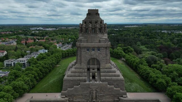 Wolkiger Tag am V&ouml;lkerschlachtdenkmal in Leipzig &ndash; Ein historisches Wahrzeichen im dramatischen Himmel