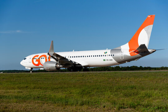Boeing 737 MAX 8 da GOL Linhas A&eacute;reas taxiando para decolar no Aeroporto Internacional do Rio de Janeiro.