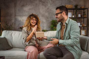 Obraz premium Boyfriend surprise his girlfriend with gift for birthday, anniversary