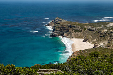 falésias do Cabo da Boa Esperança e praia deserta e mar azul cristalino