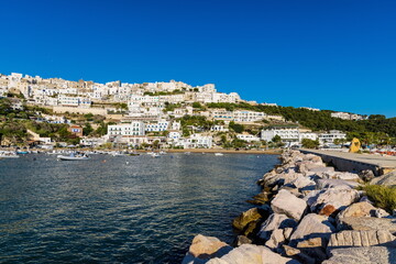 Veduta panoramica del porticciolo di Peschici(Puglia ,Italia) dal molo
