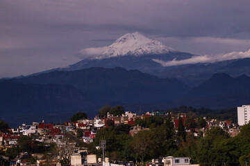 Fototapeta premium vista de montaña nevada con un primer plano de poblado