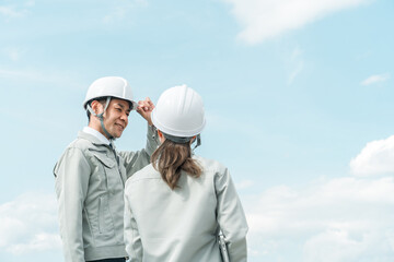 作業員・まちづくり・電気工事・建築士・設計士・エンジニア・保守・建設業・建築業の作業着姿の男女
