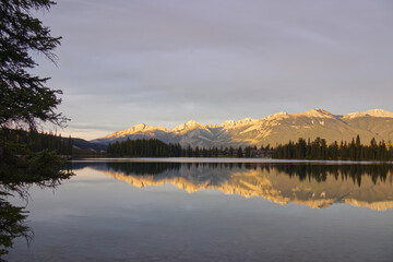 Fototapeta premium An Autumn Sunset at Lac Beauvert