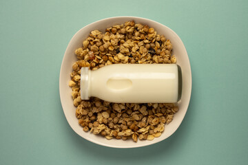 ミルク瓶とグラノーラのお洒落なイメージ2