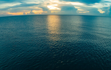 Obraz premium Nature beautiful Light Sunset or sunrise over sea, Colorful dramatic majestic scenery Sky with Amazing clouds and waves in sunset sky