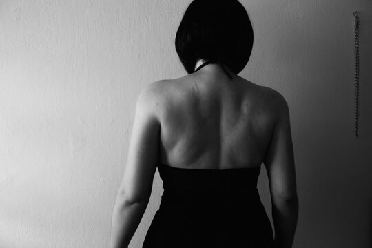 Donna di schiena in bianco e nero