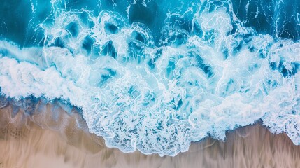Naklejka premium An aerial perspective of blue ocean waves cresting and creating foam.
