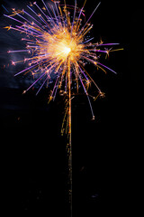Obraz premium Fan-Shaped Orange and Purple Fireworks Display