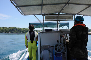 港から漁船に乗り、ドルフィンスイムのポイントへ移動する。
日本国石川県七尾市能登島 - 2017年5月5日。
北陸地方の石川県、能登半島の先端にある能登島（北緯37度07分、東経136度59分）は、ミナミハンドウイルカの地球上の北限の生息地として知られている。
Indian Ocean Bottlenose Dolphin (Tursiops aduncus)
