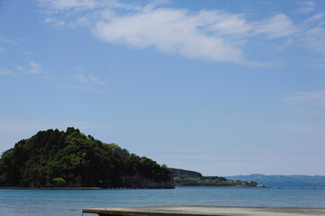 ドルフィンスイムのベース基地の前の美しいビーチ。
沖には軍艦島の名で知られる特徴的な形状の岩
日本国石川県七尾市能登島 - 2017年5月5日。
北陸地方の石川県、能登半島の先端にある能登島（北緯37度07分、東経136度59分）は、ミナミハンドウイルカの地球上の北限の生息地として知られている。
Indian Ocean Bottlenose Dolphin (Tursiops aduncus)
