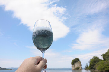 海と同じ美しいブルーの特製ビール。

日本国石川県七尾市能登島 - 2017年5月5日。
北陸地方の石川県、能登半島の先端にある能登島（北緯37度07分、東経136度59分）は、ミナミハンドウイルカの地球上の北限の生息地として知られている。
Indian Ocean Bottlenose Dolphin (Tursiops aduncus)
