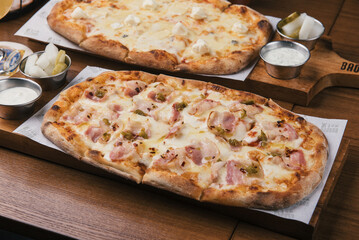 Gorgonzola and bacon pizza plate 고르곤졸라 치즈 베이컨 피자 푸드스타일링 food styling