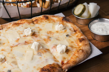 Gorgonzola and bacon pizza plate 고르곤졸라 치즈 베이컨 피자 푸드스타일링 food styling