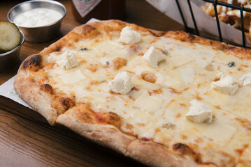 Gorgonzola and bacon pizza plate 고르곤졸라 치즈 베이컨 피자 푸드스타일링 food styling