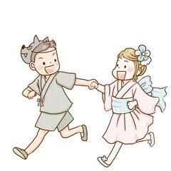 お面をつけて楽しそうに走り出す甚平姿の男の子と浴衣ドレスの女の子