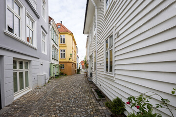 Obraz premium Peaceful old town alley lined with cobblestones in Bergen, Norway