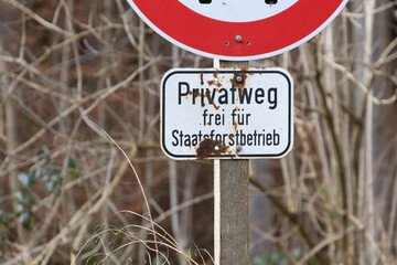 Verkehrszeichen kennzeichnet Forstweg als Privatweg