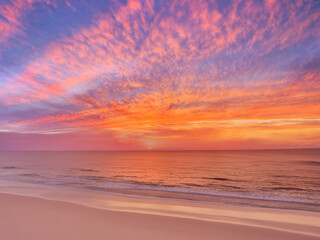 Fototapeta premium 夕焼けが綺麗な海 Beautiful beach with sunset.
