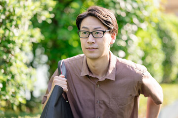 走る男性