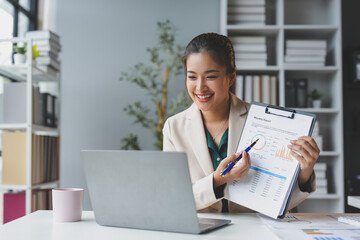 Online Laptop Presentation Meeting Asian women Finance Executive discusses and presents planning meetings, investment projects and trading strategies for partners. Finance and Accounting.