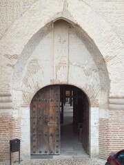 Puerta abtigua del monasterio