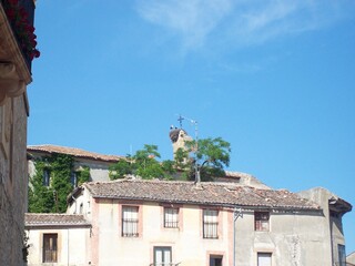 Nido de cigueña en el campanario