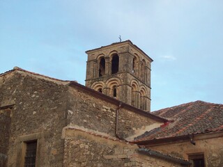 Casas antiguan con campanario