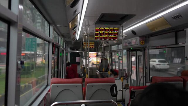 Slow-motion video inside a bus traveling on a public road in Taipei, Taiwan
台湾台北市の公道を走るバスの中のスローモーション映像