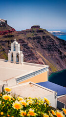 Obraz premium Sunny morning view of Santorini island. Picturesque spring scene of the famous Greek resort Thira, Greece, Europe. Traveling concept background.