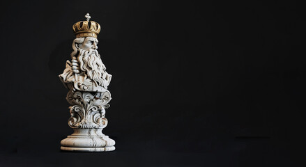 Obraz premium Majestic Wooden King Chess Piece on Black Background - Symbolizing Leadership and Strategy - Generative AI