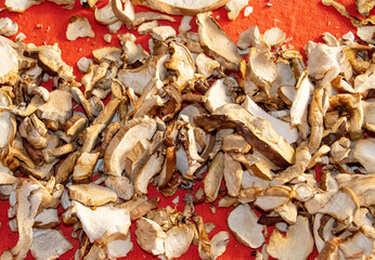 Lonchas de boletus limpios y deshidratados listos para ser envasados. Láminas de boletus troceados sobre un trapo de cocina. Boletus edulius, seta calabaza, cep, penny bun, porcino y porcini.