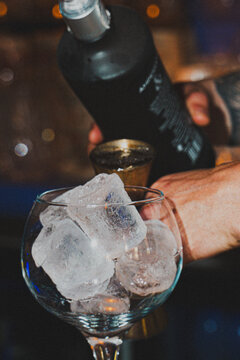 elaboraci&oacute;n de coctel y copas en un pub o bar de copas, cocteler&iacute;a gintonic