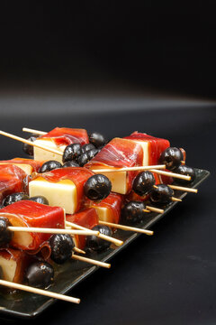 aperitivo t&iacute;pico espa&ntilde;ol formado por ensaladilla rusa y gildas que son peque&ntilde;os pinchos de comida