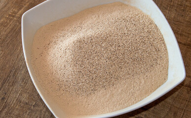 Cuenco de harina de boletus deshidratados lista para ser usada para cocinar. Conservación de Boletus edulius, seta calabaza, cep, penny bun, porcino o porcini.