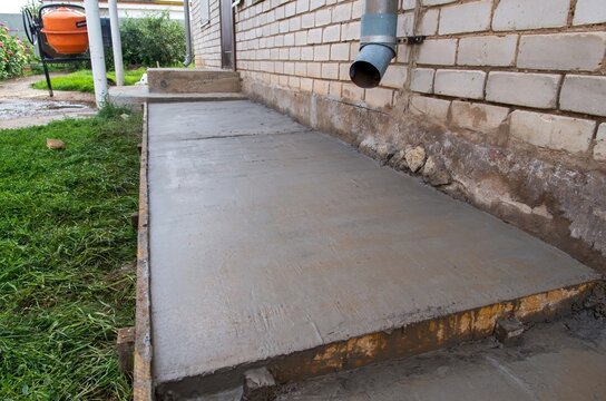 Pouring a concrete blind area around a country house
