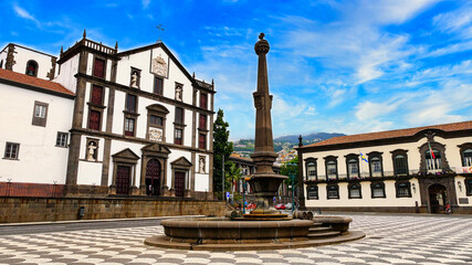 Fototapeta premium Blick auf die Igreja do Colégio und das Rathaus an der Praca do Municipio in Funchal, Madeira