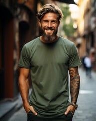 Obraz premium A man with a beard smiles in the city