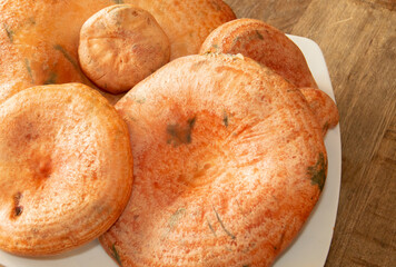 Plato de setas frescas y lavadas, recién recogidas en el pinar. Plato de Lactarius deliciosus, delicioso níspero, níspero de azafrán o seta de pino rojo listo para cocinar. Madrid, España.