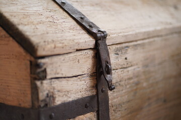 Nahaufnahme einer hölzernen gotischen Giebeltruhe / Spitztruhe mit handgeschmiedeten Eisenbeschlägen (geschätzt 400 Jahre alt). 