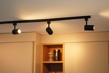 Deckenbeleuchtung einer Küche mit modernen Schienensystem und Spot-Lampen. 