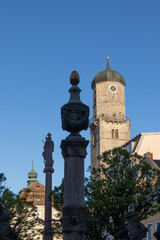 Fototapeta premium Marienplatz mit Kirche Mariä Himmelfahrt Weilheim in Oberbayern