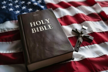 Bandera de Estados unidos ondeando y libro marrón antiguo  de la biblia  con crucifijo de madera y figura de jesucristo metalica,. Concepto celebraciones religiosas americanas