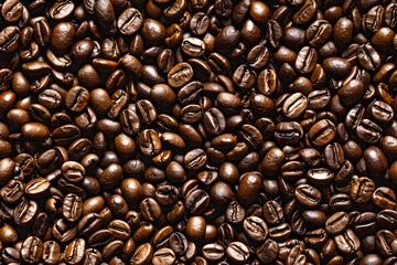 Naklejka premium Coffee beans lie in an even layer