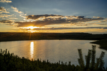 Obraz premium Pojezierze Olkuskie - Jezioro Bolesławskie o zachodzie słońca