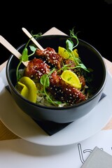 kurczak po azjatycku z makaronem i marynowaną rzepą © Fotosylwester