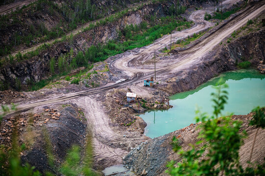 quarry for the extraction of crystalline graphite, deposit