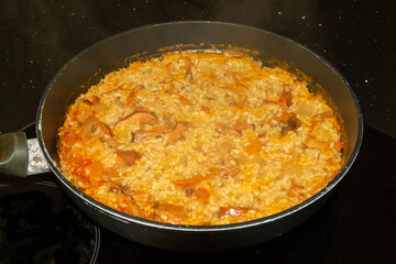 Arroz con setas, verduras y carne de pavo. Arroz con níscalos, Lactarius deliciosus, preparado en casa de forma tradicional. Madrid, España.